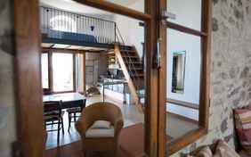 Aus dem Wohnbereich geht es mit einer Treppe zum Schlafbereich im Casa Wilm. 